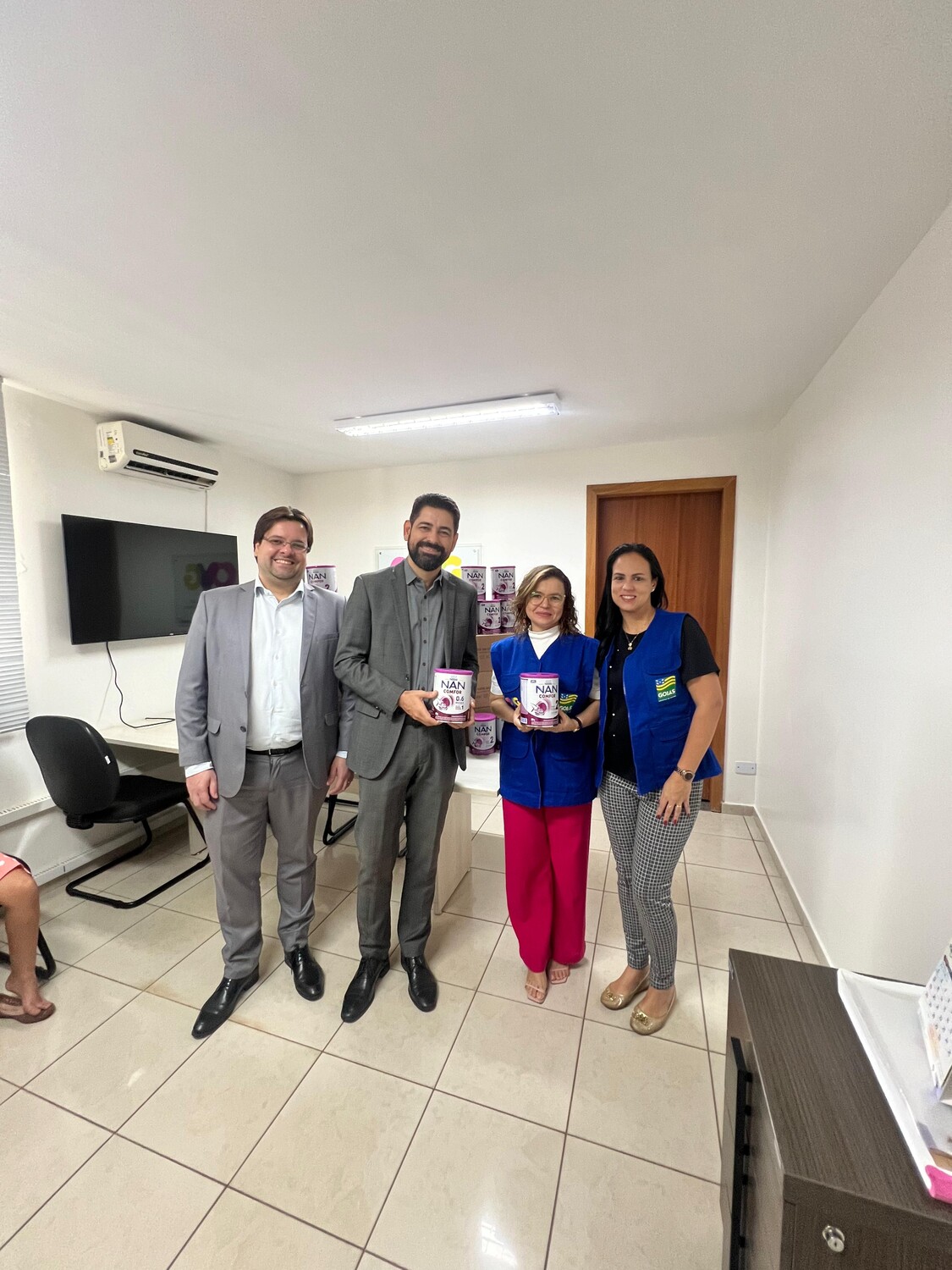 Administração entrega 300 latas de suplemento alimentar à OVG