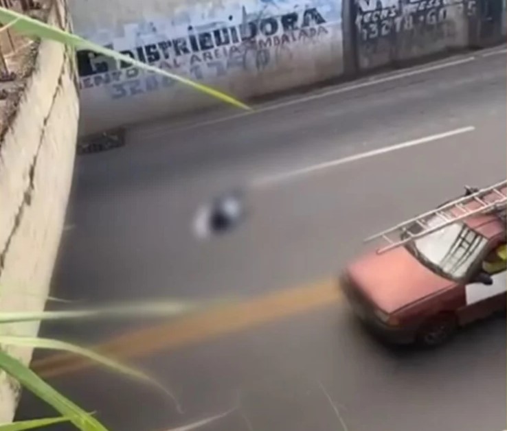 Homem morre ao ser jogado de viaduto; vídeo