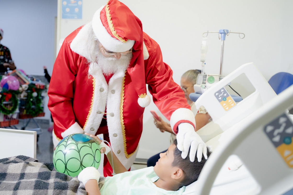 Bom velhinho entrega brinquedos para crianças hospitalizadas