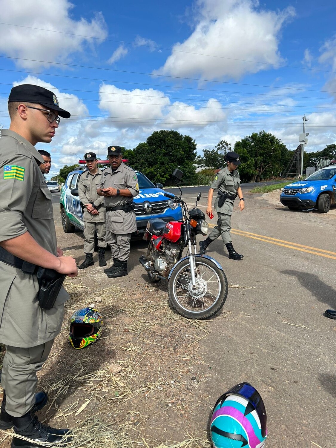 Motociclista é preso por equilibrar-se apenas em uma roda