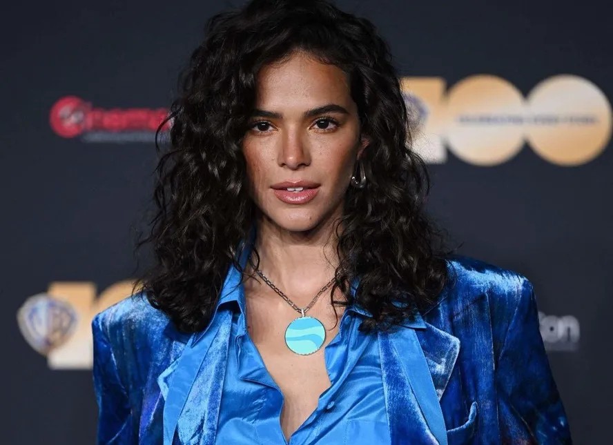 Bruna Marquezine ganha joia avaliada em R$ 140 mil