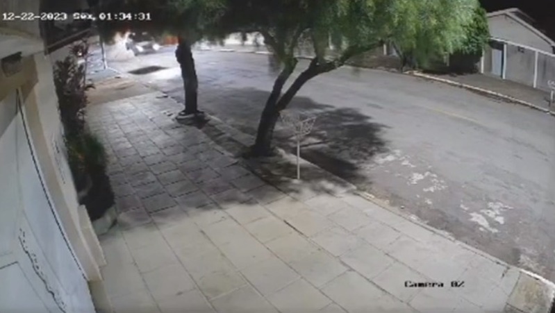 Carro em alta velocidade ‘voa’ ao passar por um quebra-molas