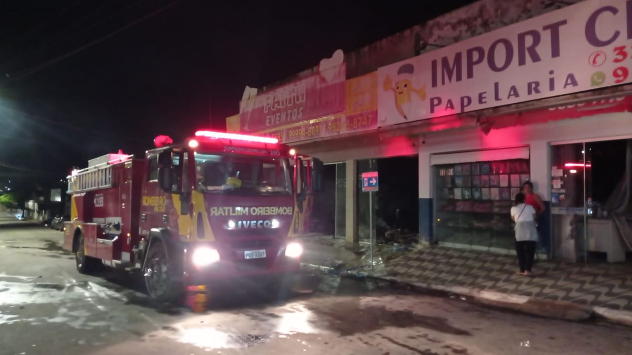 Galeria pega fogo e atinge duas salas comerciais