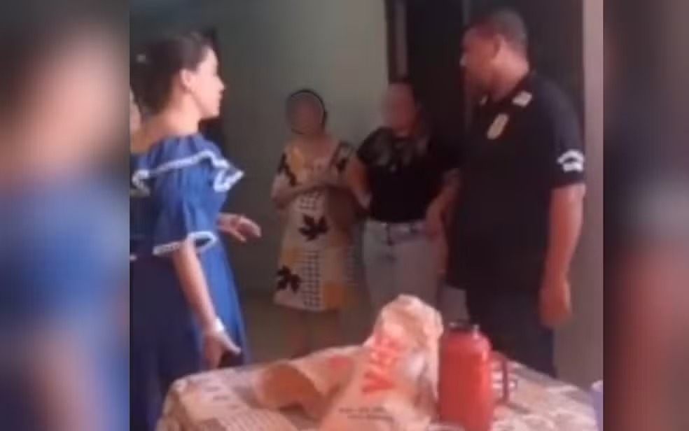 Vídeo mostra que a advogada suspeita de envenenar o ex-sogro e a mãe dele, voltou à casa das vítimas