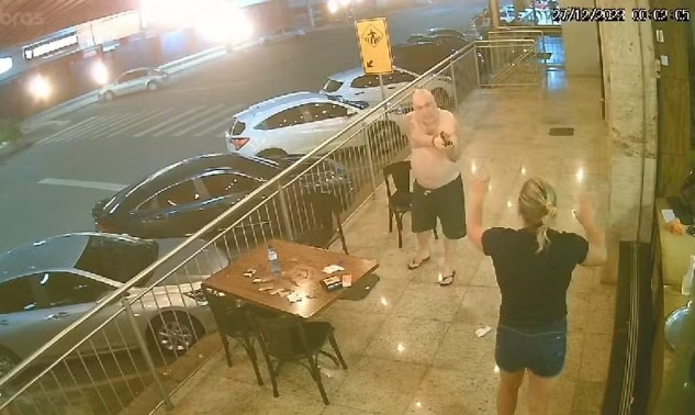 Policial é preso após agredir mulher e atirar contra delegada