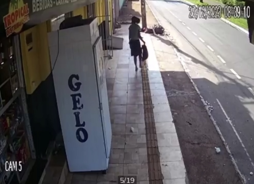 Mulher é presa após furtar mochila com mais de R$ 45 mil