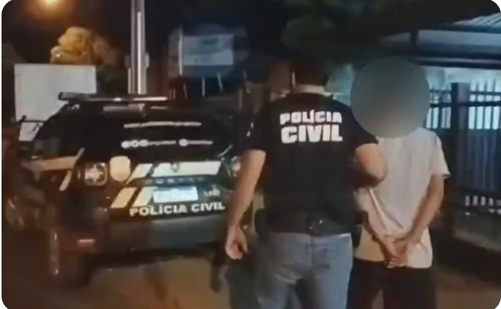 Homem é levado à delegacia pela mãe após agredir namorada