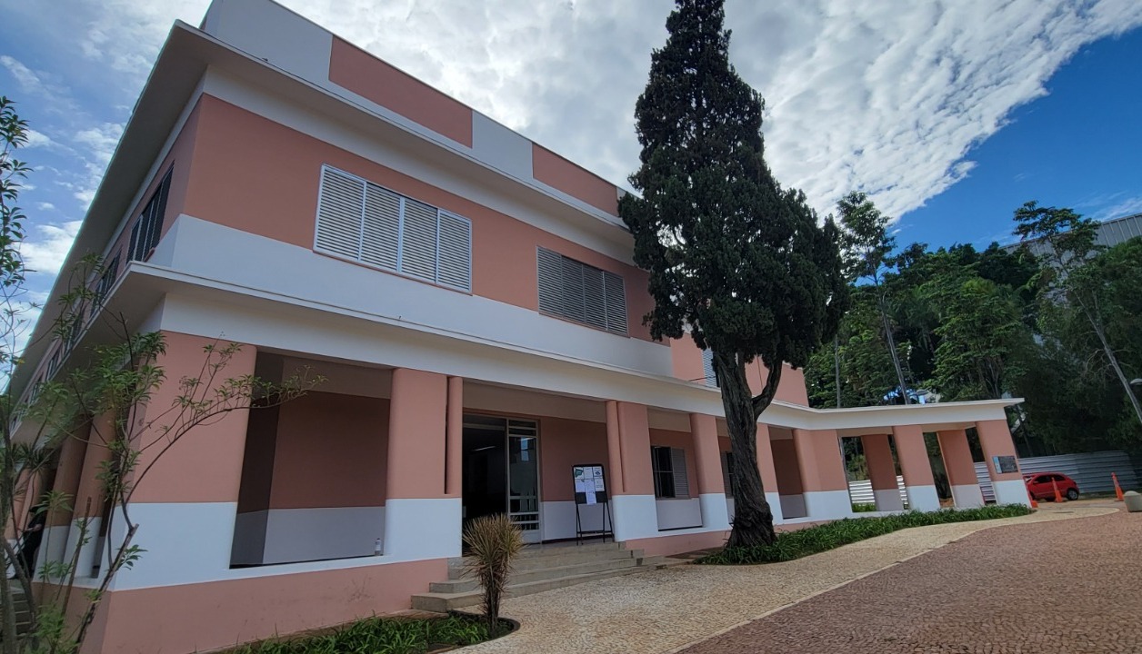 Prédios da Praça Cívica começam a ganhar cara nova