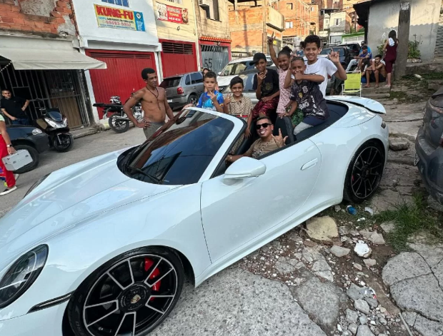 Influencer tem Porsche apreendida após racha com Camaro