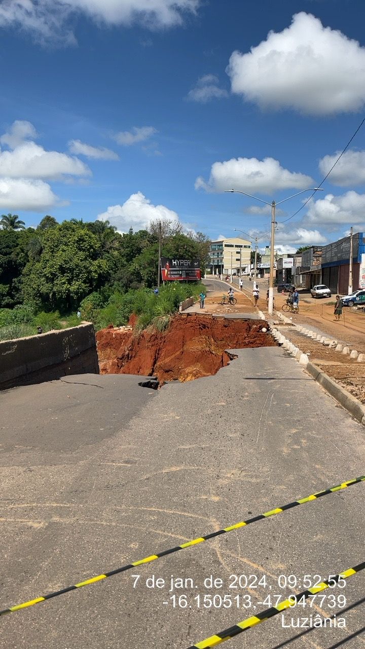 Parte de avenida desmorona após chuvas