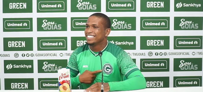 Juninho é apresentado pelo Goiás e diz que veio para ajudar o time voltar a primeira divisão