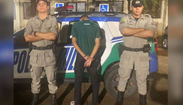 Jovem é preso com 17 saquinhos de cocaína em banheiro de bar