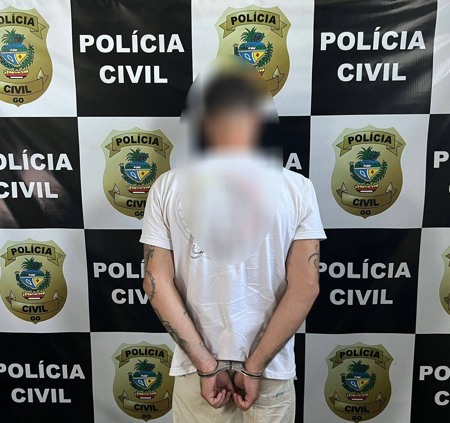 Homem é preso após enforcar a mãe e agredir esposa grávida