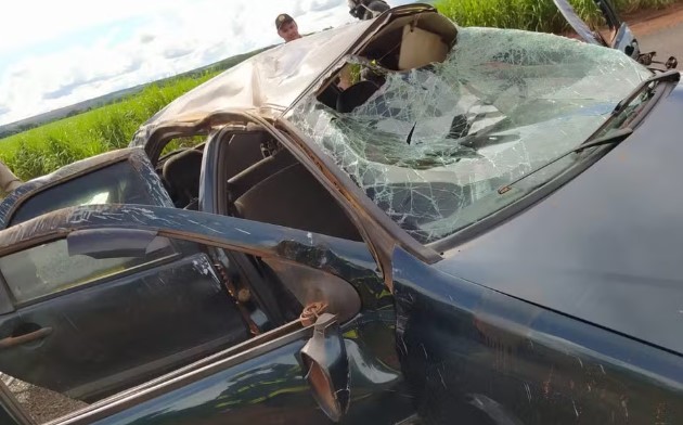 Homem morre após ser arremessado de carro em acidente
