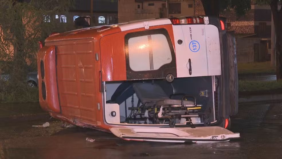 Ambulância que levava paciente tomba após colisão
