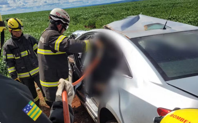 Mãe e filho de 4 anos morrem em acidente entre carro e caminhão