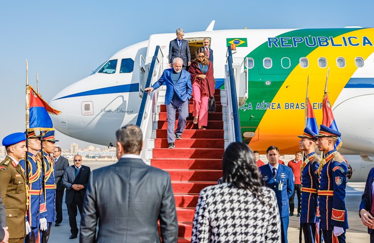 Lula desembarca no Egito para visita oficial
