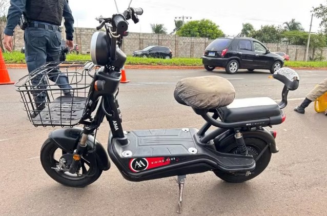 Uma pessoa morre e idoso fica gravemente ferido em acidente com moto elétrica