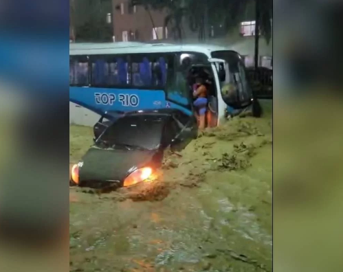 Jovem resgata mãe e filhas que ficaram presas dentro de carro durante chuva