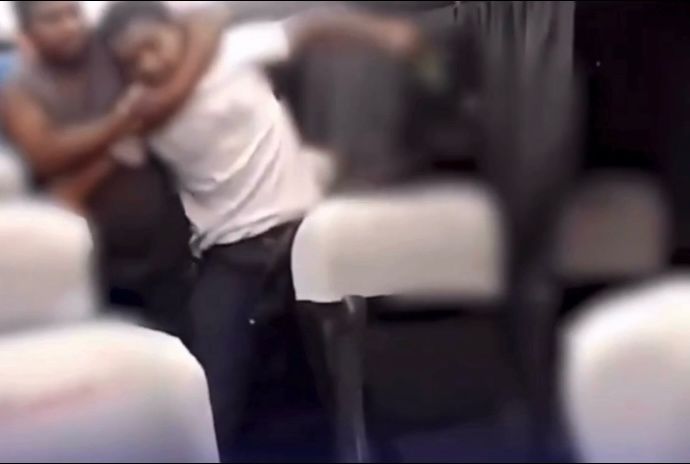 Homem é baleado após invadir ônibus e fazer passageiro de refém