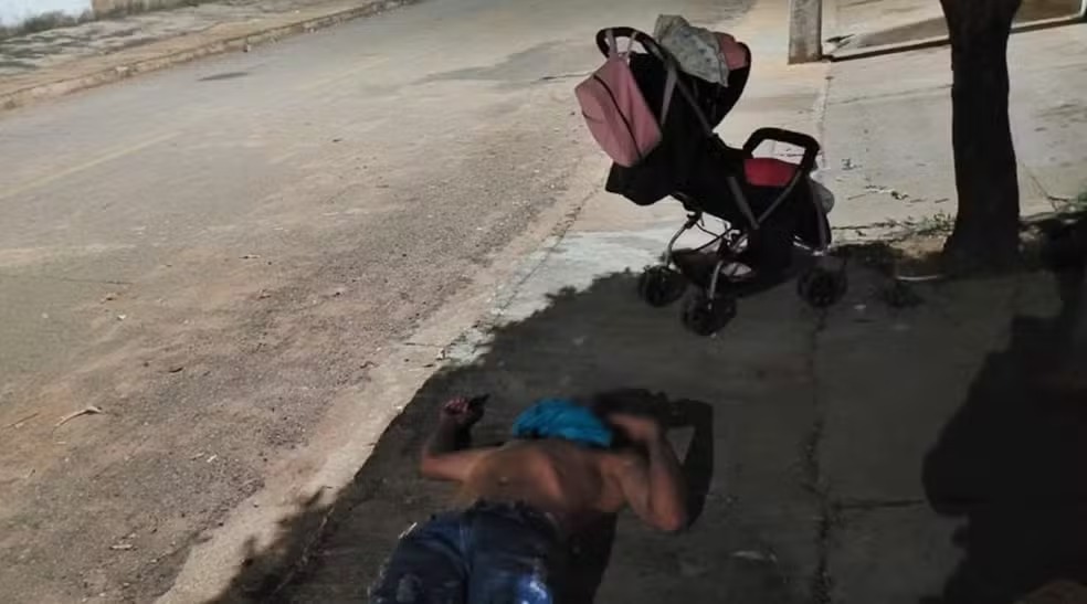 Bebê de quatro meses é abandonado na rua pelo pai