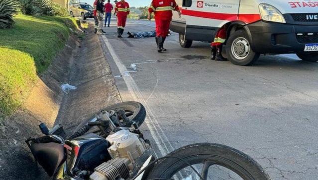 Motociclista perde o controle e morre após bater a cabeça no meio-fio