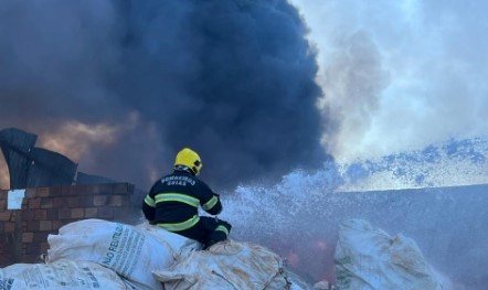 Incêndio toma conta de depósito de recicláveis