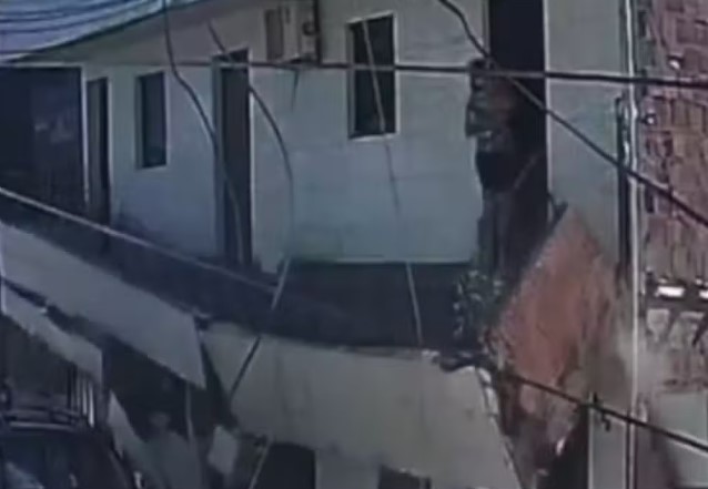 Varanda desaba com mulher e criança; vídeo