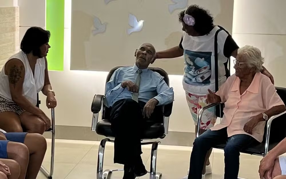 Idoso de 95 anos é velado sentado em poltrona em Aparecida de Goiânia