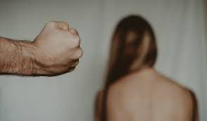 Irmãos são presos, após espancarem mulher