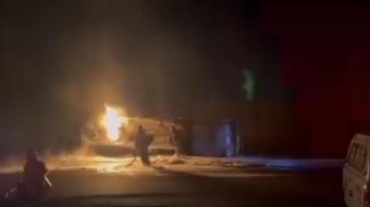 Caminhão tanque de combustível tomba e explode, uma pessoa morreu e sete ficaram feridas