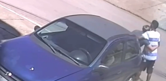 Mulher escapa de ter carro roubado e ainda ganha abraço de suspeito