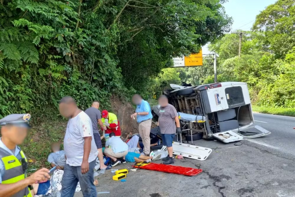 Van irregular capota e deixa 20 pessoas feridas