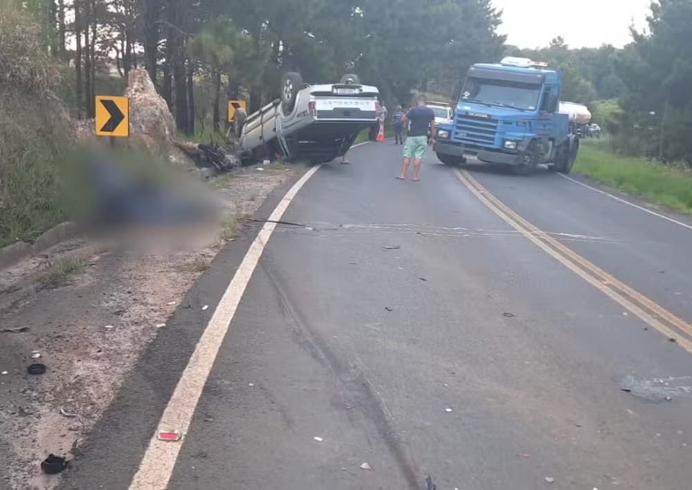 Acidente entre caminhonete e moto na PR-151 mata duas pessoas