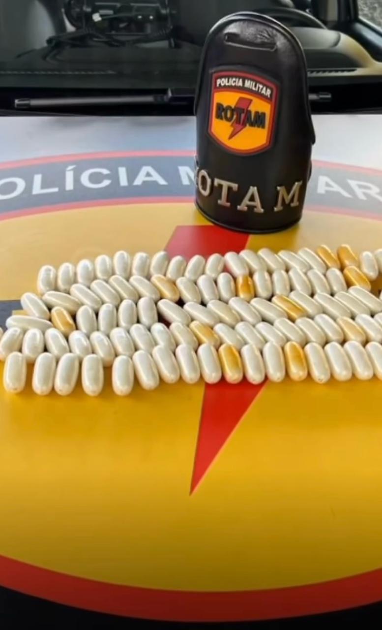 Suspeito é preso após engolir várias cápsulas de cocaína