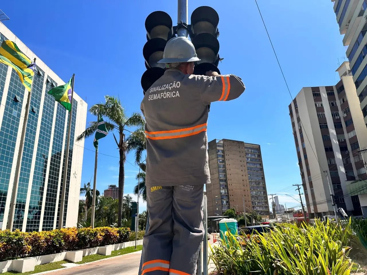 Prefeitura implanta semáforos em 10 cruzamentos da Capital