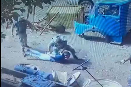Policiais militares são vistos espancando mecânico