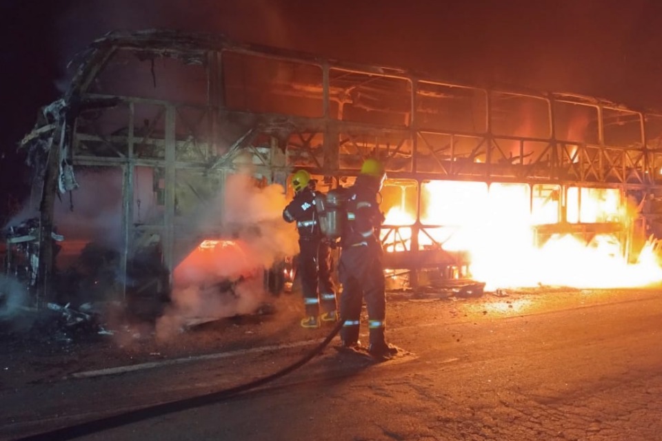 Incêndio destrói ônibus na BR-060