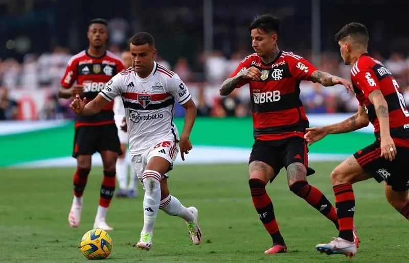 Flamengo x São Paulo duelam hoje, as 21h30 no Maracanã