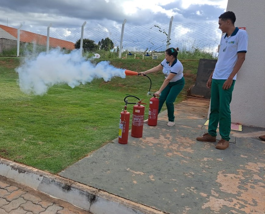 Policlínica de Formosa aborda proteção contra incêndio na SIPAT