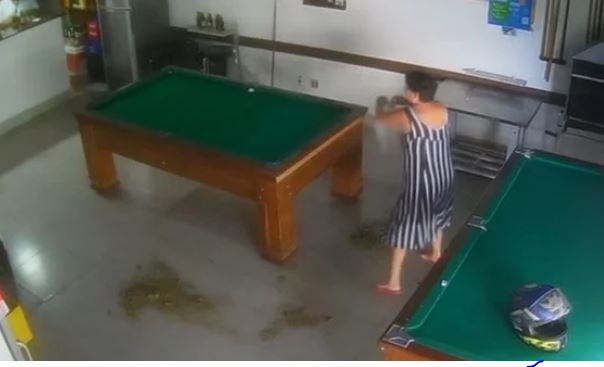 Mulher entra em bar e joga fezes no chão