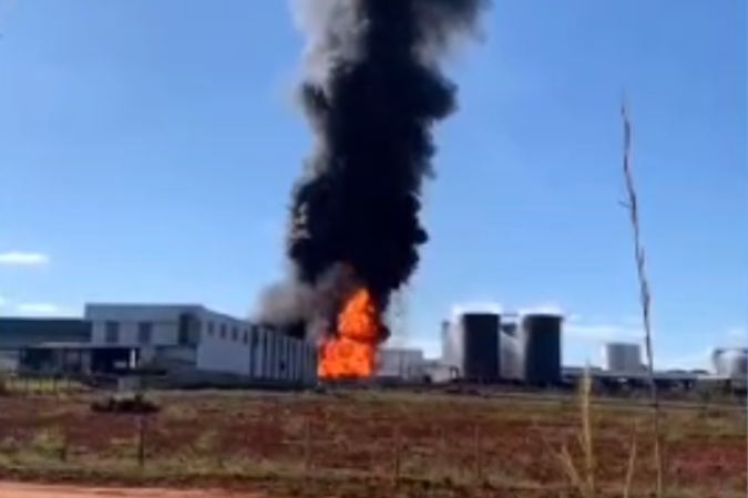 Homem morre e três ficam feridos durante incêndio em distribuidora de combustível