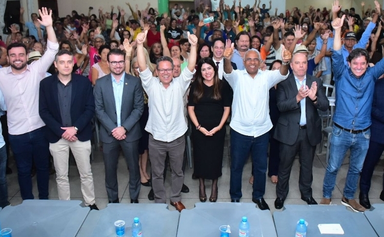 Moradores do residencial Goiânia Viva recebem escrituras