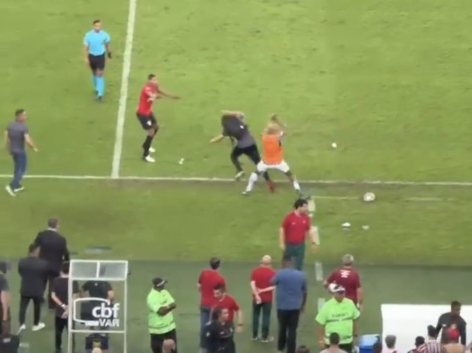 Felipe Melo é suspenso por um jogo por empurrão em assessor do Atlético-GO