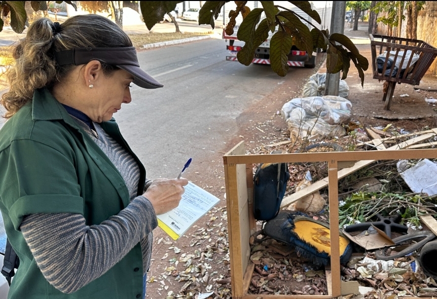 Fiscalização reduz descarte irregular em calçadas e lotes