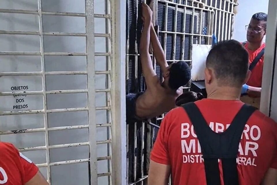 Preso tenta fugir e fica entalado em cela