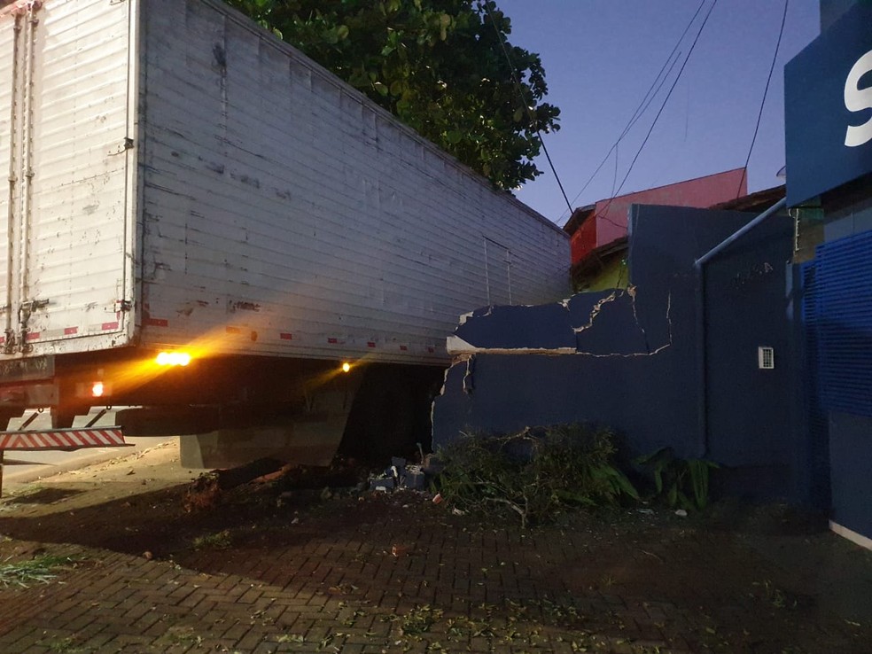 Caminhoneiro perde controle e derruba muro de casa