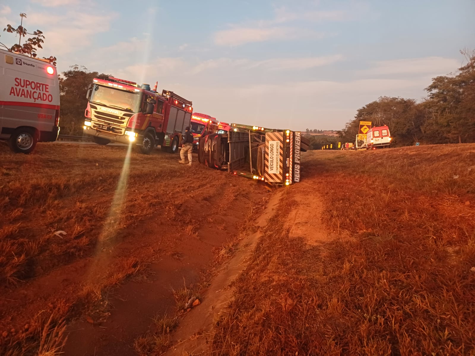 Caminhoneiro morre após caminhão tombar na BR-060
