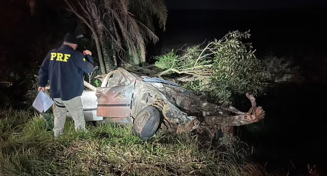 Colisão entre carros e caminhão deixa seis mortos