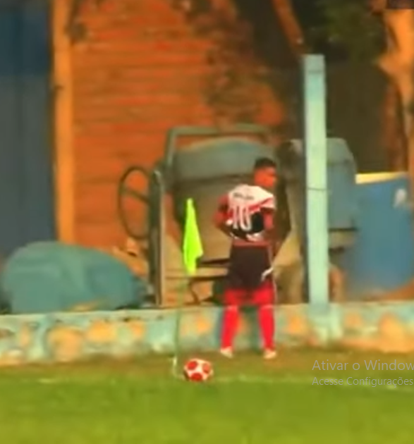 Jogador peruano é expulso por urinar no campo
